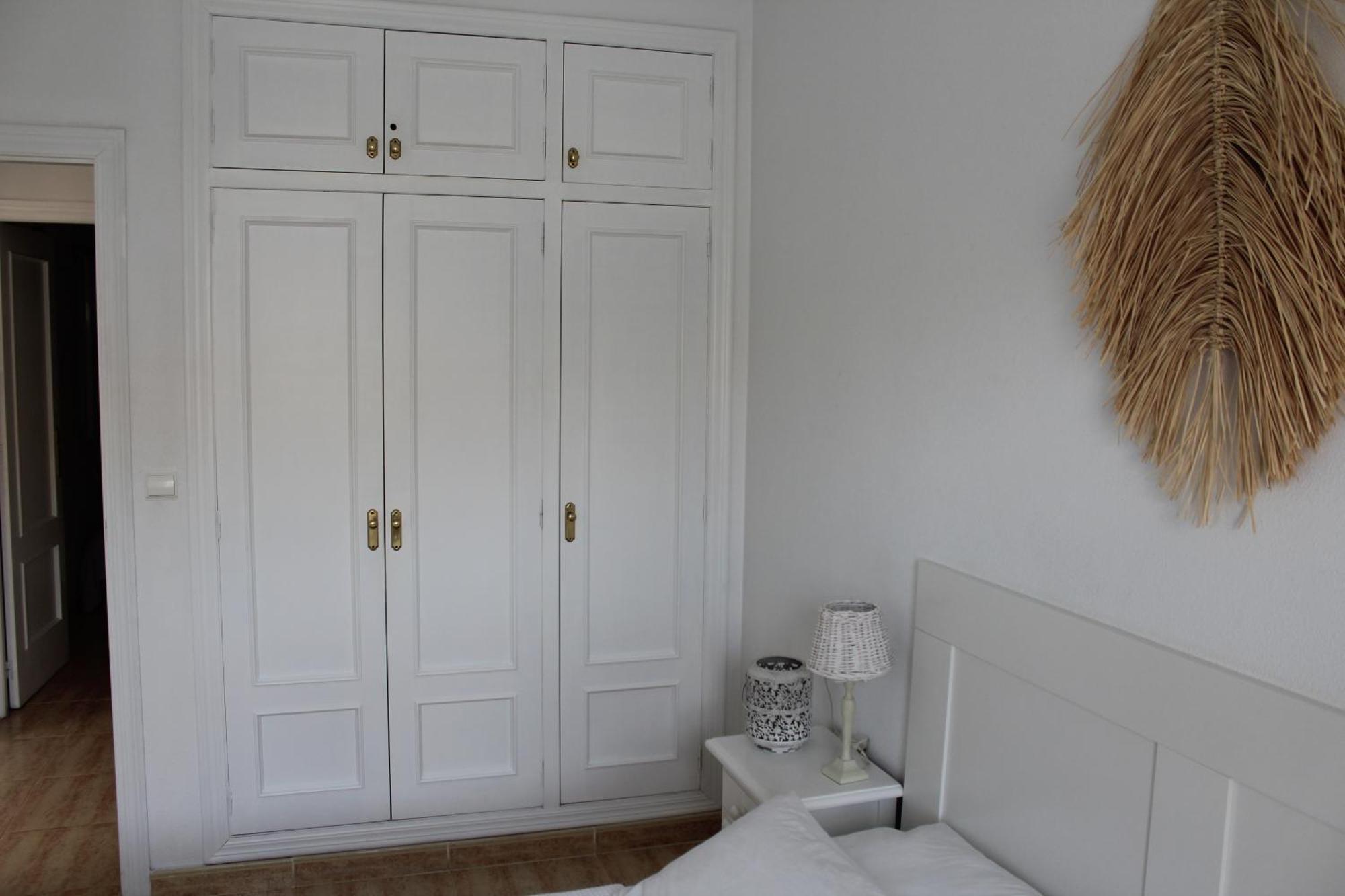 With 2 Bedrooms And Roof Terrace In The Center Of La Zenia. Free Wifi. Сasa de vacaciones *
