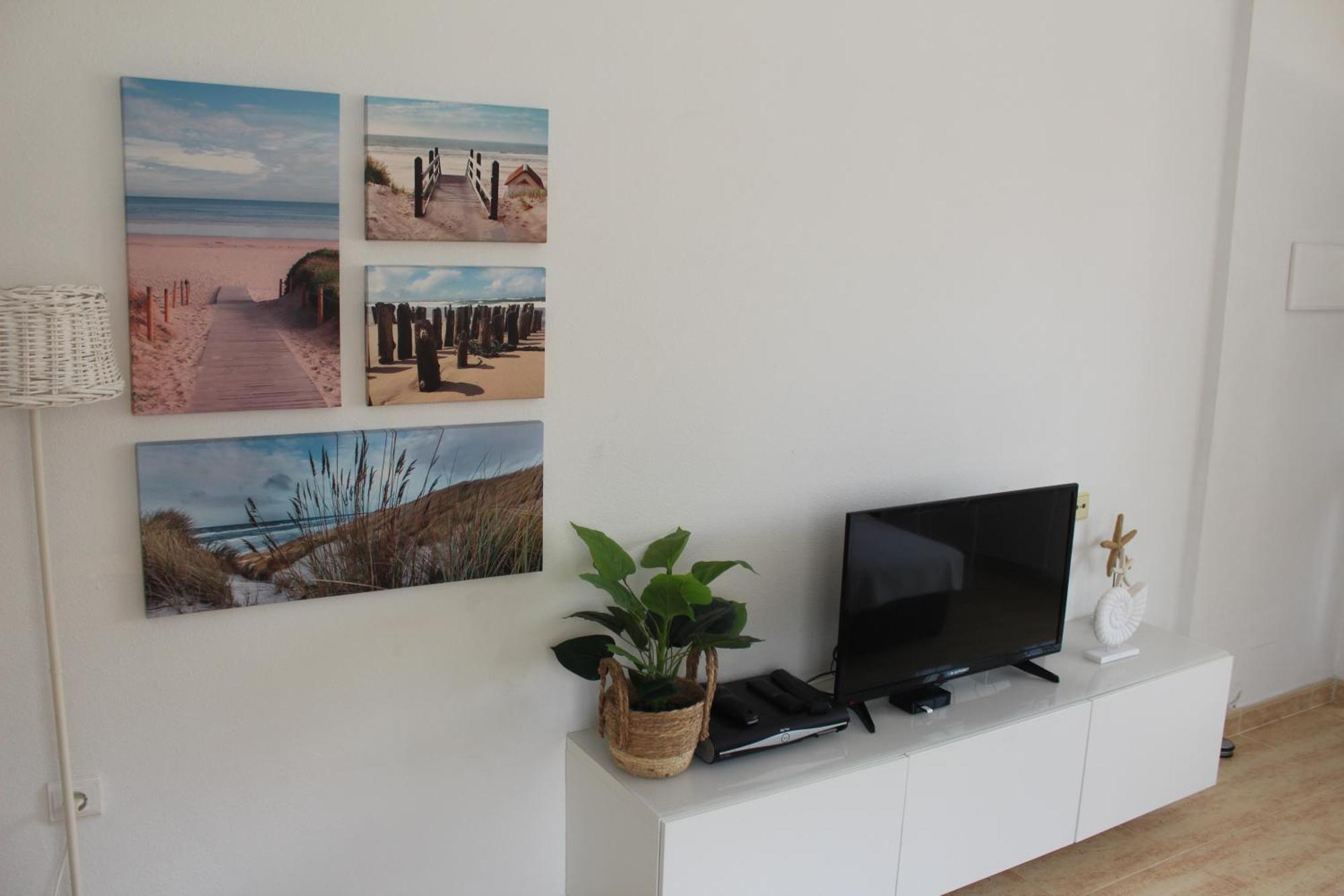 Casa de Férias With 2 Bedrooms And Roof Terrace In The Center Of La Zenia. Free Wifi. Orihuela