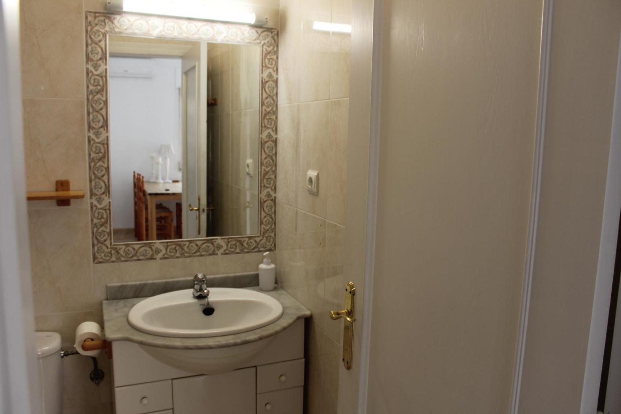With 2 Bedrooms And Roof Terrace In The Center Of La Zenia. Free Wifi. Vakantiehuis
